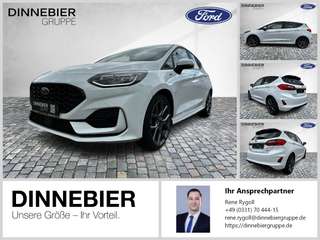 Schräge Frontansicht auf einen Ford Fiesta , freigestellt