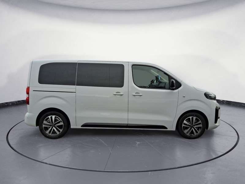 Fahrzeugbild eines Peugeot Traveller