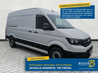 Schräge Frontansicht auf einen Volkswagen Crafter , freigestellt