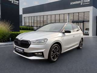 Schräge Frontansicht auf einen Skoda Fabia , freigestellt