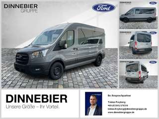 Schräge Frontansicht auf einen Ford Transit , freigestellt