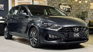 Schräge Frontansicht auf einen Hyundai i30 , freigestellt