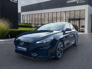 Schräge Frontansicht auf einen Hyundai i30 , freigestellt