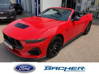 Schräge Frontansicht auf einen Ford Mustang , freigestellt