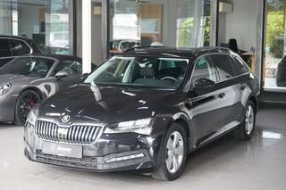 Schräge Frontansicht auf einen Skoda Superb , freigestellt