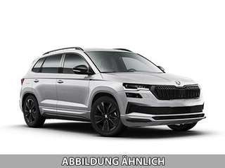 Schräge Frontansicht auf einen Skoda Karoq , freigestellt