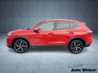 Schräge Frontansicht auf einen Volkswagen Tiguan , freigestellt