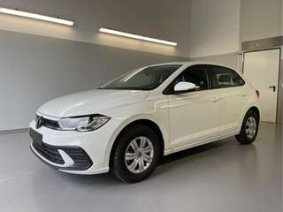 Schräge Frontansicht auf einen Volkswagen Polo , freigestellt