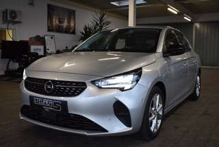 Schräge Frontansicht auf einen Opel Corsa , freigestellt