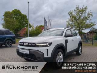 Schräge Frontansicht auf einen Dacia Duster , freigestellt