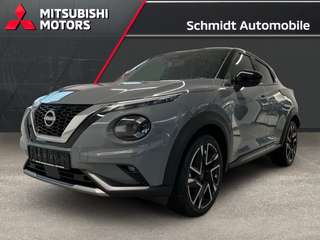 Schräge Frontansicht auf einen Nissan JUKE , freigestellt
