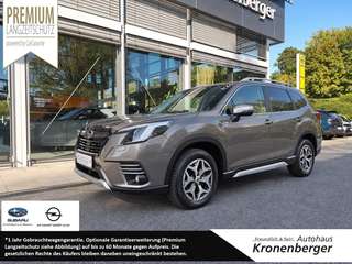 Schräge Frontansicht auf einen Subaru Forester , freigestellt