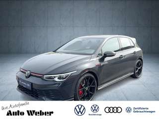 Schräge Frontansicht auf einen Volkswagen Golf , freigestellt