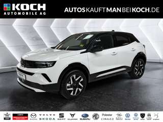 Schräge Frontansicht auf einen Opel Mokka , freigestellt