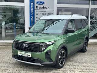 Schräge Frontansicht auf einen Ford Tourneo Courier , freigestellt