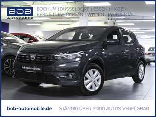 Schräge Frontansicht auf einen Dacia Sandero , freigestellt