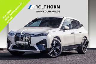 Schräge Frontansicht auf einen BMW iX , freigestellt