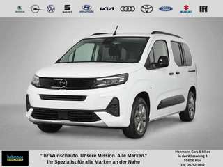 Schräge Frontansicht auf einen Opel Combo Life , freigestellt