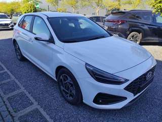 Schräge Frontansicht auf einen Hyundai i30 , freigestellt