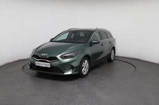 Schräge Frontansicht auf einen Kia cee'd , freigestellt
