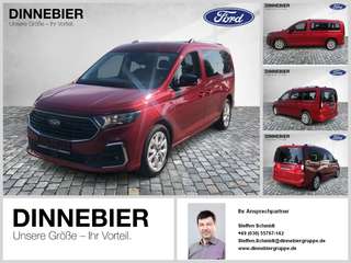 Schräge Frontansicht auf einen Ford Grand Tourneo , freigestellt