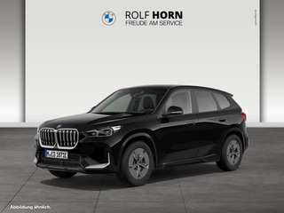 Schräge Frontansicht auf einen BMW iX1 , freigestellt
