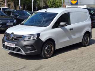 Schräge Frontansicht auf einen Renault Kangoo , freigestellt
