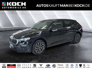 Schräge Frontansicht auf einen Skoda Scala , freigestellt