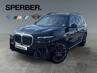 Schräge Frontansicht auf einen BMW X7 , freigestellt