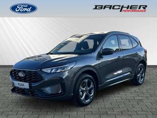Schräge Frontansicht auf einen Ford Kuga , freigestellt