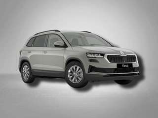 Schräge Frontansicht auf einen Skoda Karoq , freigestellt