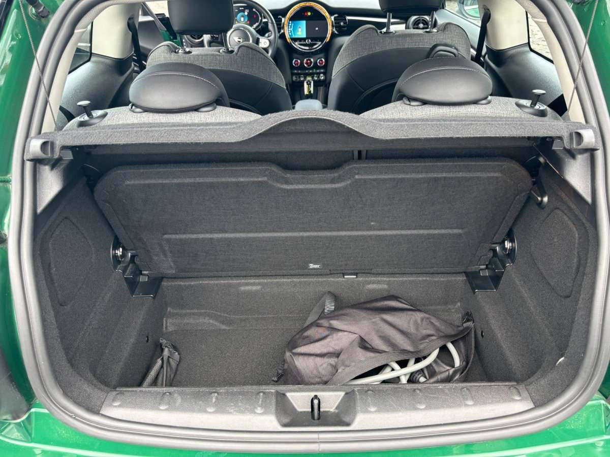 Fahrzeugbild eines MINI COOPER SE