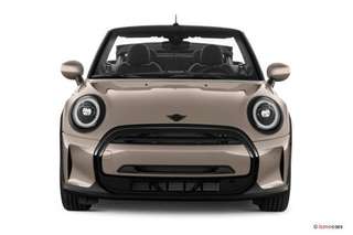 Schräge Frontansicht auf einen MINI COOPER , freigestellt