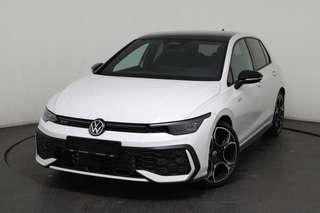 Schräge Frontansicht auf einen Volkswagen Golf , freigestellt