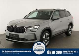 Schräge Frontansicht auf einen Skoda Kodiaq , freigestellt