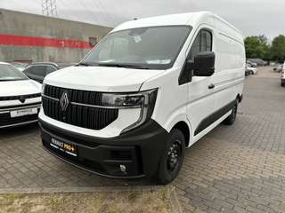 Schräge Frontansicht auf einen Renault Master , freigestellt