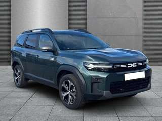 Schräge Frontansicht auf einen Dacia Bigster , freigestellt