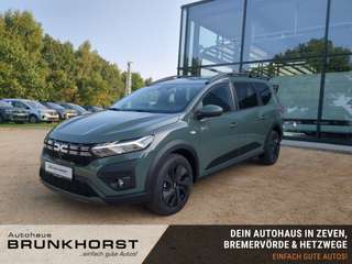 Schräge Frontansicht auf einen Dacia Jogger , freigestellt