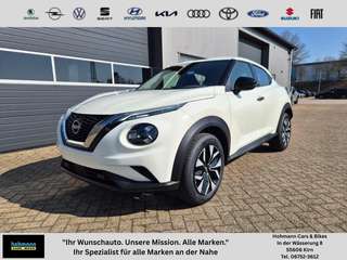 Schräge Frontansicht auf einen Nissan JUKE , freigestellt