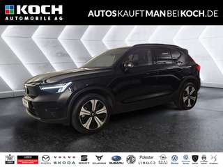 Schräge Frontansicht auf einen Volvo XC40 , freigestellt