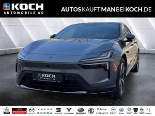 Schräge Frontansicht auf einen Polestar 4 , freigestellt