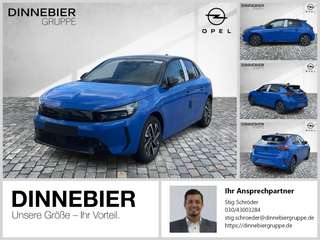 Schräge Frontansicht auf einen Opel Corsa , freigestellt