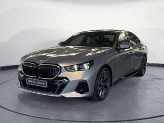 Schräge Frontansicht auf einen BMW 5er-Reihe , freigestellt