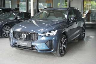 Schräge Frontansicht auf einen Volvo XC60 , freigestellt