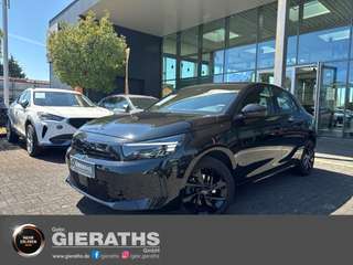 Schräge Frontansicht auf einen Opel Corsa , freigestellt