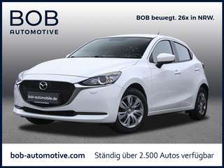 Schräge Frontansicht auf einen Mazda Mazda2 , freigestellt