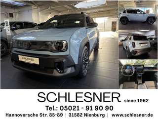 Schräge Frontansicht auf einen Renault 4 E-TECH , freigestellt