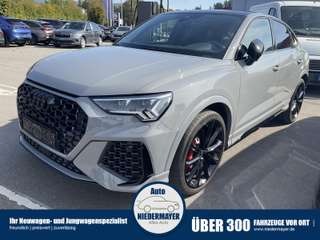 Schräge Frontansicht auf einen Audi RS Q3 , freigestellt