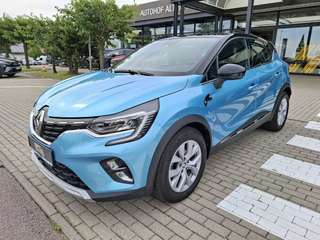 Schräge Frontansicht auf einen Renault Captur , freigestellt
