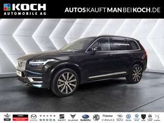 Schräge Frontansicht auf einen Volvo XC90 , freigestellt